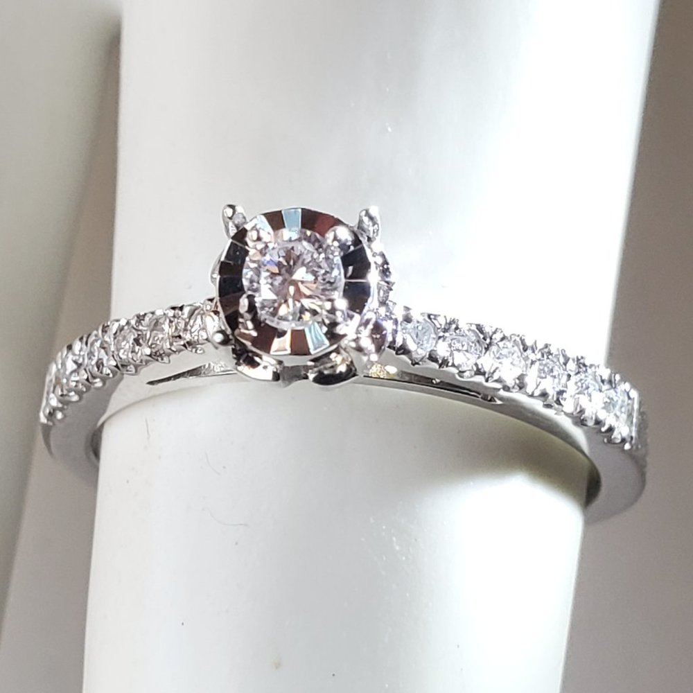 Brand new beautiful diamond engagement 14K white gold ring